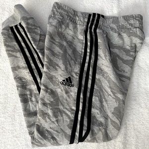EUC Boys Adidas Jogger Sweatpants Size Medium 10-12 Camo